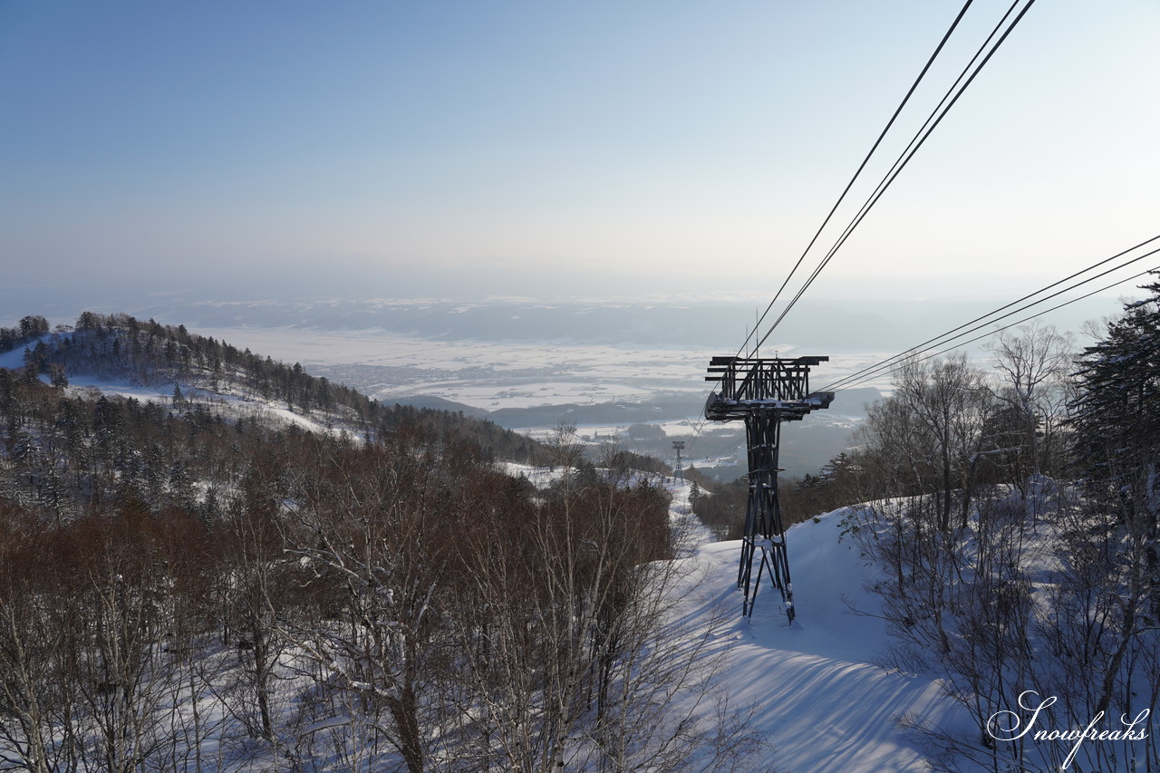 富良野スキー場 積雪100cm、オープン初日から滑走距離3,400ｍのロングダウンヒルが可能！最高のコンディションでシーズン開幕です♪